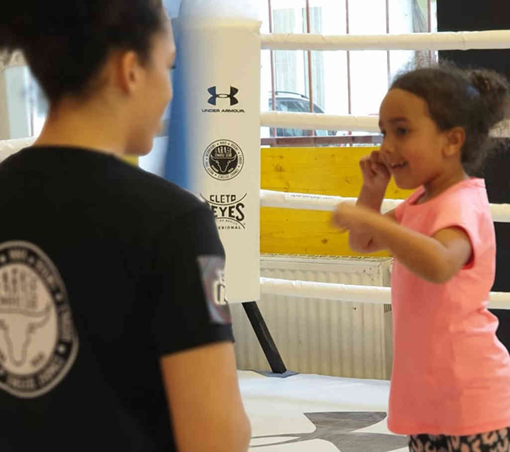 Boxen Schülerin übt mit ihrer Trainerin